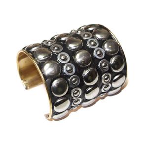 Bracelet manchette large africain en laiton – Bracelet jonc en laiton artisanal décoré d'un dôme clouté, bijou audacieux style punk rock, vente en gros - Product Image 3