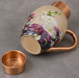 Carafe en cuivre à imprimé floral avec poignée et tasse intégrée, vaisselle portable pour la maison, de qualité supérieure, grande capacité, bien-être ayurvédique - Product Image 1