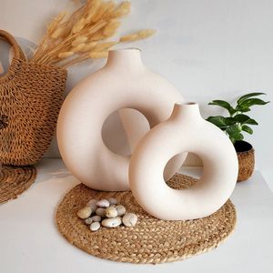 Set Decorativo Moderno Stile Fattoria: 2 Vasi Bianchi in Ceramica a Forma di Ciambella, Arredamento Boho per Casa in Stile Urbano e Rustico - Product Image 2