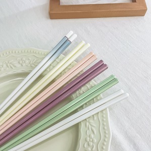 Services de table en céramique couleur pastel avec baguettes, design minimaliste, réutilisables, écologiques, compatibles lave-vaisselle, pour usage quotidien - Product Image 1