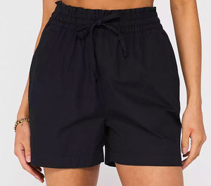 Sensación de lujo relajado con un acabado suave, perfecto para el uso diario y para looks urbanos. Usa los shorts Pippa. - Product Image 1