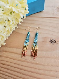 Boucles d'oreilles élégantes de qualité supérieure, extra longues, à pampilles turquoise, bijoux tendance faits à la main, accessoires mignons perlés pour femmes par UO - Product Image 4
