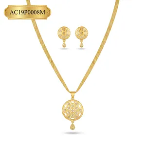 Elegante y Clásico Juego de Collar y Aretes con Colgante Redondo Chapado en Oro, Joyería de Diseño para Mujer - Product Image 2