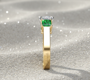 Anillo de Compromiso de Lujo Stonewels con Tres Piedras de Diamante Corte Princesa y Piedras Laterales de Esmeralda, Certificado en Oro - Product Image 4