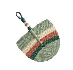 Éventail artisanal en jonc de mer tressé, vert sauge, vert foncé, rouille et beige, écologique, rafraîchissant, à motifs ethniques, décoration estivale - Product Image 3