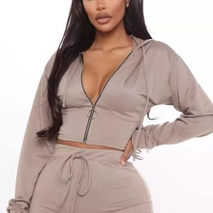 Nouvel ensemble de survêtement 2026 personnalisé pour femme, effet délavé à l'acide, avec broderie de patchs, comprenant un sweat à capuche zippé court et oversize effet usé et un pantalon de jogging - Product Image 2