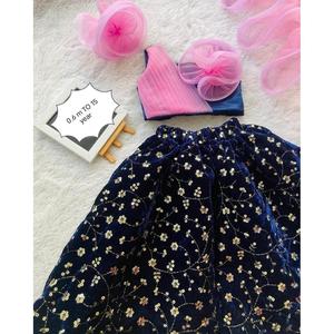 SÉQUENCE DE VELOURS À LA MODE TRAVAIL ENFANT LEHENGA CHOLI AVEC DUPATTA NOIR - Product Image 1