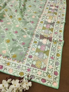 ผ้าส่าหรีสีเขียวอ่อน ผ้าเน็ตลายผีเสื้อเนื้อหนา สีสวยพาสเทลไลท์ พร้อมลวดลายปักนูน - Product Image 4