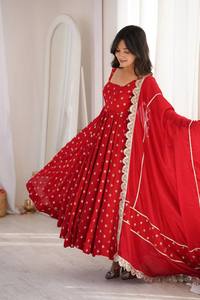 Robe Anarkali et dupatta en soie écologique rouge à deux pièces, brodée de fleurs, pour femmes, manches longues, col carré, tenue de soirée - Product Image 6