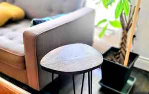 Table d'appoint en bois massif à bord naturel avec pieds en métal style hairpin, table d'appoint rustique moderne, meuble naturel pour salon et chambre - Product Image 3