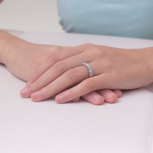 Bague de mariage demi-éternité empilable en or massif 14 carats avec 5 pierres, opale d'Éthiopie ovale naturelle et diamant, pour anniversaire - Product Image 2