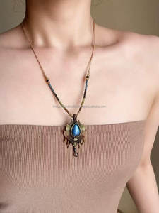 Collar bordado audaz y elegante con cuentas de vidrio Ideal para reuniones formales, ceremonias y regalos - Product Image 2