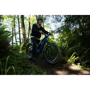 Mountain Bike elettrica Step-Over blu da 26 pollici - Product Image 1