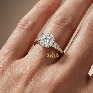 Anillo de Compromiso y Boda de Lujo con Diamante de Corte Cojín de 2.65ct, Piedras Laterales Baguette, Chapado en Plata 925, VS1, Color Incoloro EF, Cultivado en Laboratorio - Product Image 3