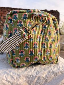 Green Floral Print Quilted Duffel <b>Bag</b> <b>Large</b> Capacity <b>Women</b> Travel <b>Weekender</b> <b>Bag</b> Zipper Closure Textile Material - Product Image 4