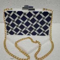 Pochette de luxe en résine noire avec embellissements de fleurs en cristal et fermoir rond sac à main en acrylique fait main pour les fêtes de femmes