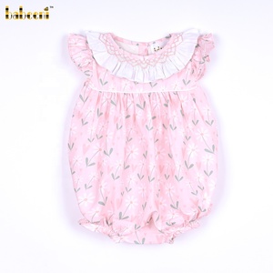 BB3341 ชุดรอมเปอร์เด็กผู้หญิงสีชมพู ผ้าฝ้ายออร์แกนิค 100% เป็นมิตรกับสิ่งแวดล้อม ระบายอากาศได้ดี หรูหรา ลายเรขาคณิต แต่งระบายแบบสม็อค ติดกระดุมแป๊ก - Product Image 1