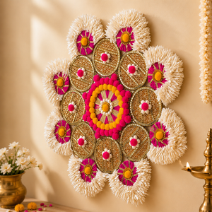 Décoration murale artisanale Rangoli florale rose et jaune, pompons, perles et mandala doré pour la décoration festive de la maison à l'occasion du Diwali et des Puja - Product Image 2
