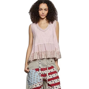 Camiseta sin mangas con textura y cuello en V con estampado floral POL - Product Image 1
