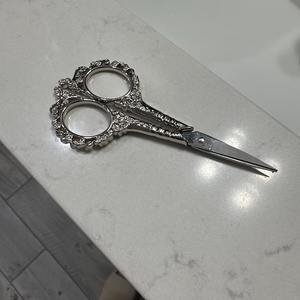 Tijeras de Lujo Hechas a Mano Resistentes al Óxido con Corte Suave, Agarre Cómodo, Personalización y Diseño de Boutique para Costura - Product Image 2