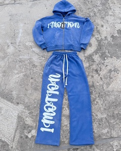 Conjunto de chándal de streetwear personalizado con pedrería, de forro polar grueso, con sudadera con capucha de cremallera completa con cristales incrustados y pantalones de chándal estampados de pierna ancha - Product Image 3