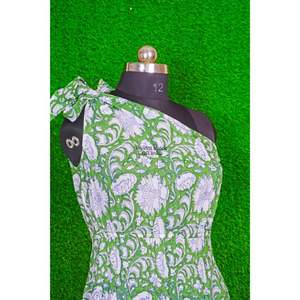 เดรสผ้าฝ้ายคุณภาพสูงมาใหม่สำหรับฤดูร้อน ดีไซน์หวานประดับลูกไม้ เป็นมิตรต่อสิ่งแวดล้อม แบบไหล่เดียว พิมพ์ลายดอกไม้สีเขียว ความยาวปานกลาง สไตล์ลำลอง - Product Image 5