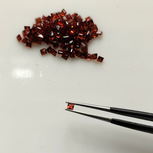 โกเมนสีแดงธรรมชาติ 2.25 มม. ทรงสี่เหลี่ยมเจียระไนแบบสเต็ปคัท คุณภาพดีที่สุด พลอยเม็ดเดี่ยวสำหรับทำเครื่องประดับ - Product Image 3