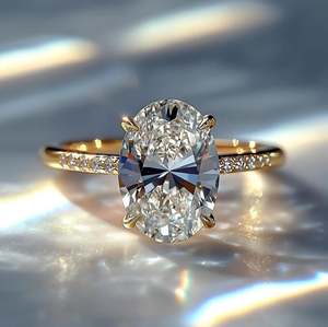 Bague de fiançailles en moissanite taille ovale en argent sterling plaqué rhodium, idéale pour les mariages, les anniversaires et les fêtes - Product Image 1