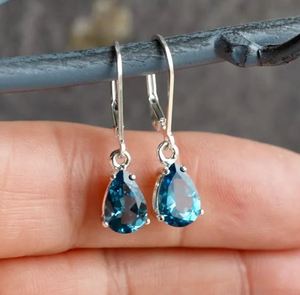 Boucles d'oreilles pendantes en topaze bleue de Londres, forme poire, en argent sterling 925, plaqué or, délicates, en forme de goutte, pierres précieuses, élégantes, minimalistes, bijoux de soirée - Product Image 2