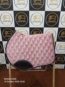 BRAND ZONE Tapis de selle en velours Sat Bill Boot, confortable, pour dressage, équipement d'équitation anglaise, en velours avec rembourrage en polyester - Product Image 2