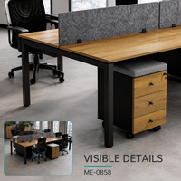 Poste de travail de bureau moderne pour quatre personnes avec dessus en imitation bois, panneaux de séparation gris, cadres noirs et supports de rangement mobiles