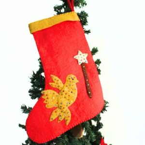 Calcetín Navideño Rojo Hecho a Mano con Lana Ecológica, Aplique de Paloma de la Paz y Diseño de Estrella - Decoración Festiva para las Fiestas - Product Image 2
