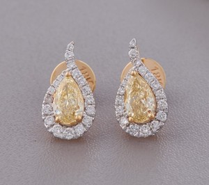 Boucles d'oreilles clous de luxe Avina Jewels en argent sterling 925 massif plaqué rhodium, avec diamant de laboratoire jaune taille poire certifié IGI et halo - Product Image 1