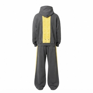 Conjunto de Sudadera con Capucha y Pantalones Anchos para Hombre, Color Gris Carbón y Amarillo, con Paneles Laterales en Contraste y Detalles de Tachuelas, Estilo Urbano, Personalizable - Product Image 4