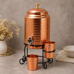 Distributeur d'eau en cuivre martelé avec 2 verres, couvercle et robinet, style vintage, pour la maison et les fêtes - Product Image 1