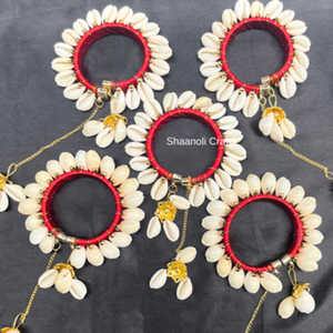 Bracelet artisanal indien vintage en coquillages multicolores pour femmes, idéal pour les mariages, les fêtes, le mehendi, ou comme cadeau. - Product Image 1