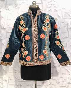 เสื้อแจ็คเก็ตกำมะหยี่สีเขียวอมฟ้าปักมือลายซูซานี พร้อมลายขอบเรขาคณิตที่ประณีต - Product Image 3