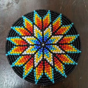 Sous-verre en perles de verre faites à la main avec un design artisanal traditionnel, idéal pour les cadeaux de mariage et les accessoires de décoration intérieure - Product Image 1