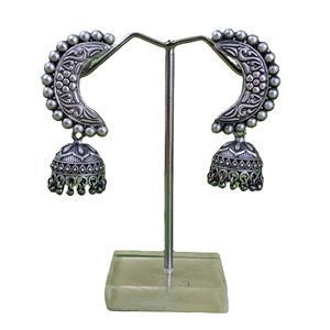 Pendientes Colgantes de Flor Bohemia de Latón Oxidado Plateado con Diseño de Luna Creciente y Engaste de Bisel, Regalo de Aniversario para Ella - Product Image 1