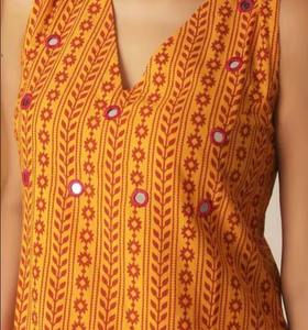 Conjunto étnico de uso diario en color amarillo, tela suave y transpirable para venta al por mayor en boutiques, conjunto de kurta de algodón para mujer con trabajo de espejo. - Product Image 5