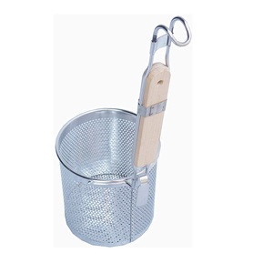 Colador de fideos de acero inoxidable con mango resistente para un agarre cómodo al escurrir fideos calientes y alimentos fritos - Product Image 1