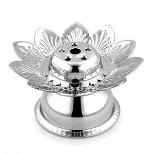 Lampe à huile traditionnelle en laiton gravée motif lotus, porte-encens décoratif pour Pooja, idéal pour la maison et le temple pendant Diwali - Product Image 4