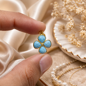 Pendentif fleur en turquoise teintée à facettes |   Breloque en pierre précieuse bleue pour travaux manuels DIY, à utiliser pour collier - Product Image 1