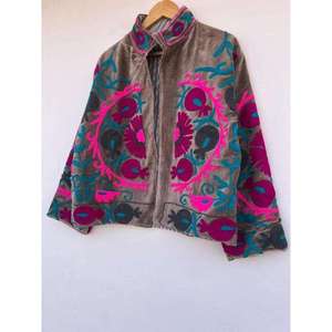 Chaqueta de terciopelo gris de lujo para mujer, bordada a mano con motivos florales coloridos, estilo bohemio hippie, ropa exterior de otoño para mujer - Product Image 3