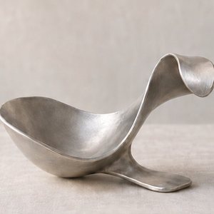 Soporte para Botellas de Vino de Aluminio Hecho a Mano - Soporte Metálico para Botellas de Vino para Decoración de Bar y Mesa de Comedor - Product Image 1