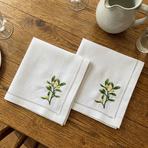 Servilleta de tela blanca con borde bordado de visco, servilleta de mesa de algodón reutilizable para restaurante, hogar y días festivos - Product Image 2