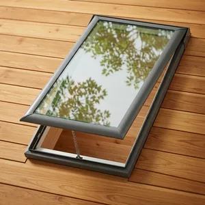 Ventana de techo moderna con claraboya de vidrio transparente y marco de metal oscuro instalada sobre tejas, que aporta luz diurna natural a la casa. - Product Image 6