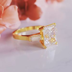 Anillo de Compromiso de Moissanita con Corte Radiante, Plata de Ley, Chapado en Oro Amarillo, Engaste de Garra, Anillo de Lujo para Boda o Aniversario - Product Image 4