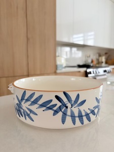 Elegante Tazón de Cerámica para Servir con Borde Festoneado, Detalles Florales y Acabado Artesanal para una Decoración de Mesa Refinada - Product Image 5