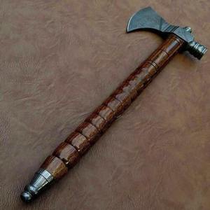Hacha Tomahawk de Estilo Industrial con Hoja de Acero de Damasco Forjado, Mango de Madera de Palisandro y Funda de Cuero Genuino para Uso en Exteriores - Product Image 4